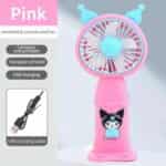 Mini ventilateur de poche rose pour enfant avec oreilles de chat et motif Kuromi sur le manche.