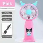 Mini ventilateur de poche rose pour enfant avec oreilles de chat et motif Kuromi sur le manche.