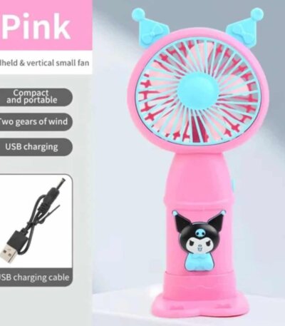 Mini ventilateur de poche rose pour enfant avec oreilles de chat et motif Kuromi sur le manche.