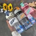 Bouteilles d'eau réutilisables "FOR all" avec bouchons de couleur et clapets sécurisés.