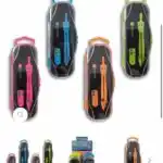 Une présentation commerciale de coffrets de compas de la marque PenSchool, déclinés en quatre coloris : rose, bleu, orange et vert pomme. En haut, quatre grands étuis rigides noirs au couvercle transparent révèlent chacun un compas en métal coloré, une petite boîte de mines de rechange et un taille-crayon assorti, le tout fixé dans un insert noir. En bas, l'image montre de plus petites vues des étuis individuels ainsi qu'un présentoir de magasin en carton bleu contenant douze de ces boîtes de compas alignées. Chaque boîte comporte une languette d'accrochage colorée sur le dessus.