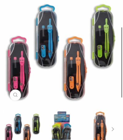 Une présentation commerciale de coffrets de compas de la marque PenSchool, déclinés en quatre coloris : rose, bleu, orange et vert pomme. En haut, quatre grands étuis rigides noirs au couvercle transparent révèlent chacun un compas en métal coloré, une petite boîte de mines de rechange et un taille-crayon assorti, le tout fixé dans un insert noir. En bas, l'image montre de plus petites vues des étuis individuels ainsi qu'un présentoir de magasin en carton bleu contenant douze de ces boîtes de compas alignées. Chaque boîte comporte une languette d'accrochage colorée sur le dessus.