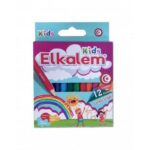 Une boîte en carton d'un paquet de 12 crayons de couleur pour enfants de la marque Elkalem Kids. Le paquet est de couleur violette en haut et présente un dessin coloré en bas.En haut de la boîte, le nom de la marque « Elkalem Kids » est écrit en grandes lettres stylisées blanches avec un contour rouge, placé sur un fond en forme de nuage blanc. Au-dessus, le mot « Kids » est répété en vert à côté d'un petit logo circulaire rouge contenant un croissant et une étoile. Une découpe horizontale au centre de l'emballage laisse entrevoir les pointes des crayons alignés à l'intérieur, montrant des nuances de bleu et de vert. Sur la gauche, l'illustration d'un grand crayon rouge est orientée vers le bas.