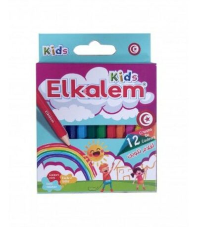 Une boîte en carton d'un paquet de 12 crayons de couleur pour enfants de la marque Elkalem Kids. Le paquet est de couleur violette en haut et présente un dessin coloré en bas.En haut de la boîte, le nom de la marque « Elkalem Kids » est écrit en grandes lettres stylisées blanches avec un contour rouge, placé sur un fond en forme de nuage blanc. Au-dessus, le mot « Kids » est répété en vert à côté d'un petit logo circulaire rouge contenant un croissant et une étoile. Une découpe horizontale au centre de l'emballage laisse entrevoir les pointes des crayons alignés à l'intérieur, montrant des nuances de bleu et de vert. Sur la gauche, l'illustration d'un grand crayon rouge est orientée vers le bas.