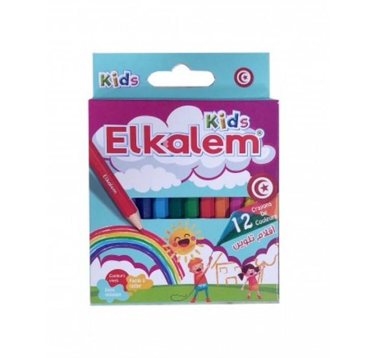 Une boîte en carton d'un paquet de 12 crayons de couleur pour enfants de la marque Elkalem Kids. Le paquet est de couleur violette en haut et présente un dessin coloré en bas.En haut de la boîte, le nom de la marque « Elkalem Kids » est écrit en grandes lettres stylisées blanches avec un contour rouge, placé sur un fond en forme de nuage blanc. Au-dessus, le mot « Kids » est répété en vert à côté d'un petit logo circulaire rouge contenant un croissant et une étoile. Une découpe horizontale au centre de l'emballage laisse entrevoir les pointes des crayons alignés à l'intérieur, montrant des nuances de bleu et de vert. Sur la gauche, l'illustration d'un grand crayon rouge est orientée vers le bas.