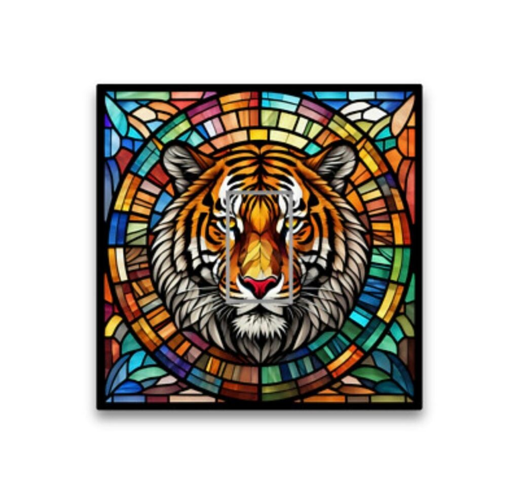 Cette plaque affiche une illustration majestueuse et centrée d'un visage de tigre de Sibérie, intégrée au cœur d'une composition géométrique inspirée de l'art du verre teinté traditionnel
