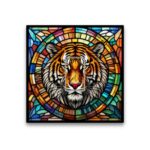 Cette plaque affiche une illustration majestueuse et centrée d'un visage de tigre de Sibérie, intégrée au cœur d'une composition géométrique inspirée de l'art du verre teinté traditionnel