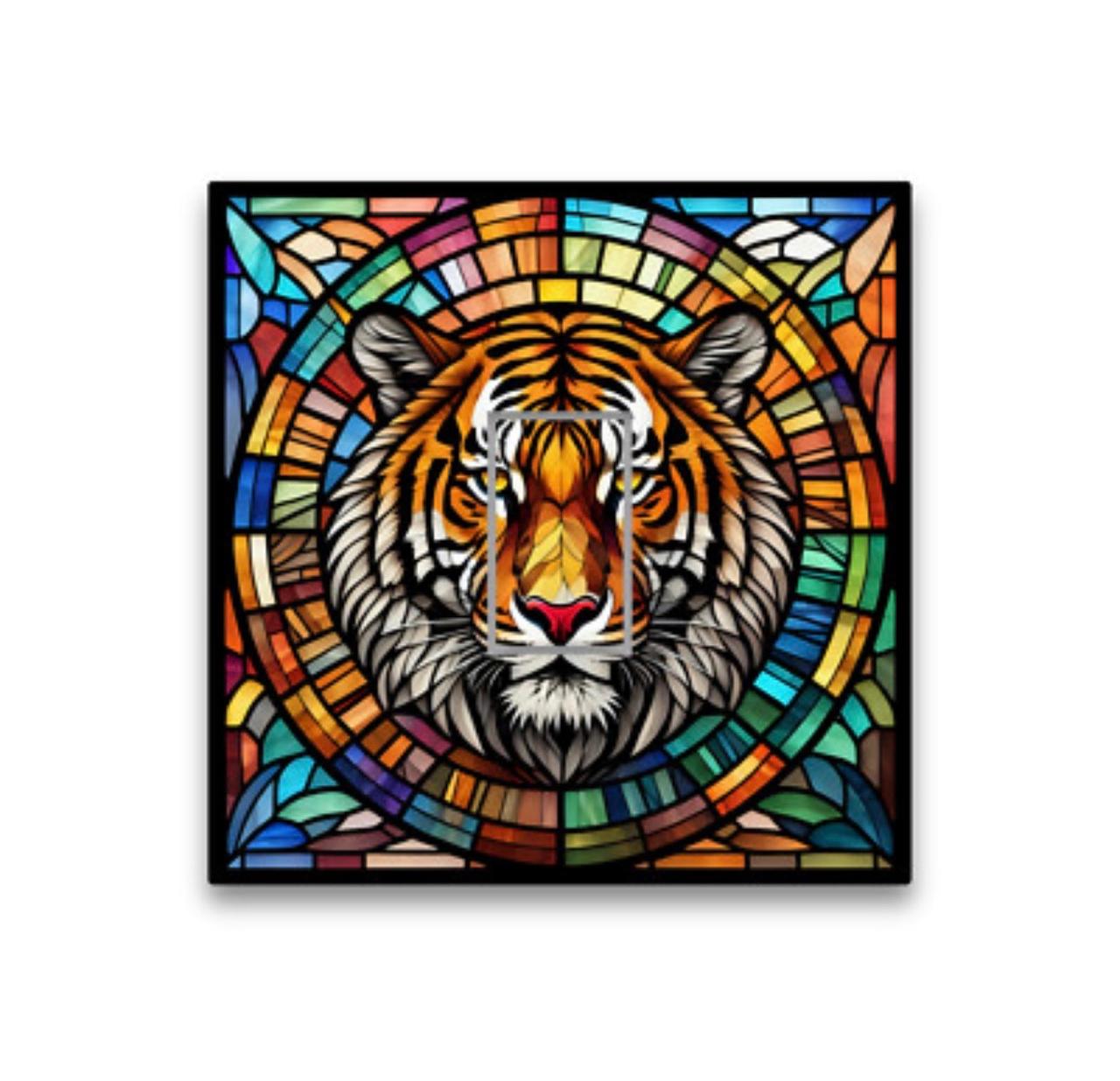 Plaque d'Interrupteur Décorative Tigre en Vitrail – Couvercle de Prise Électrique Mural Motif Grand Félin Art Déco – Décoration Murale Originale pour Salon et Chambre Cette plaque affiche une illustration majestueuse et centrée d'un visage de tigre de Sibérie, intégrée au cœur d'une composition géométrique inspirée de l'art du verre teinté traditionnel