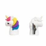 Un mini taille-crayon en silicone blanc en forme de tête de licorne, présenté de profil et de dos. La figurine possède une crinière multicolore (rose, jaune, violet, bleu), une corne jaune et une joue rose. La vue arrière montre la lame en acier intégrée à la structure.