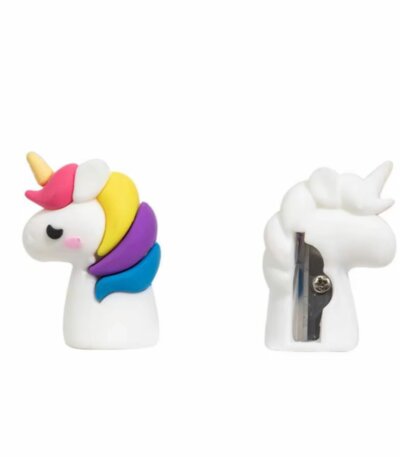 Un mini taille-crayon en silicone blanc en forme de tête de licorne, présenté de profil et de dos. La figurine possède une crinière multicolore (rose, jaune, violet, bleu), une corne jaune et une joue rose. La vue arrière montre la lame en acier intégrée à la structure.