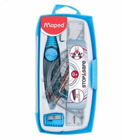 Un petit compas de géométrie scolaire de couleur rose pastel, présenté fermé à l'intérieur d'un mini-étui de protection transparent en plastique rigide. Les composants internes sont visibles : le compas possède une chape et une branche rose, ainsi qu'un petit porte-mine amovible assorti placé entre ses branches.