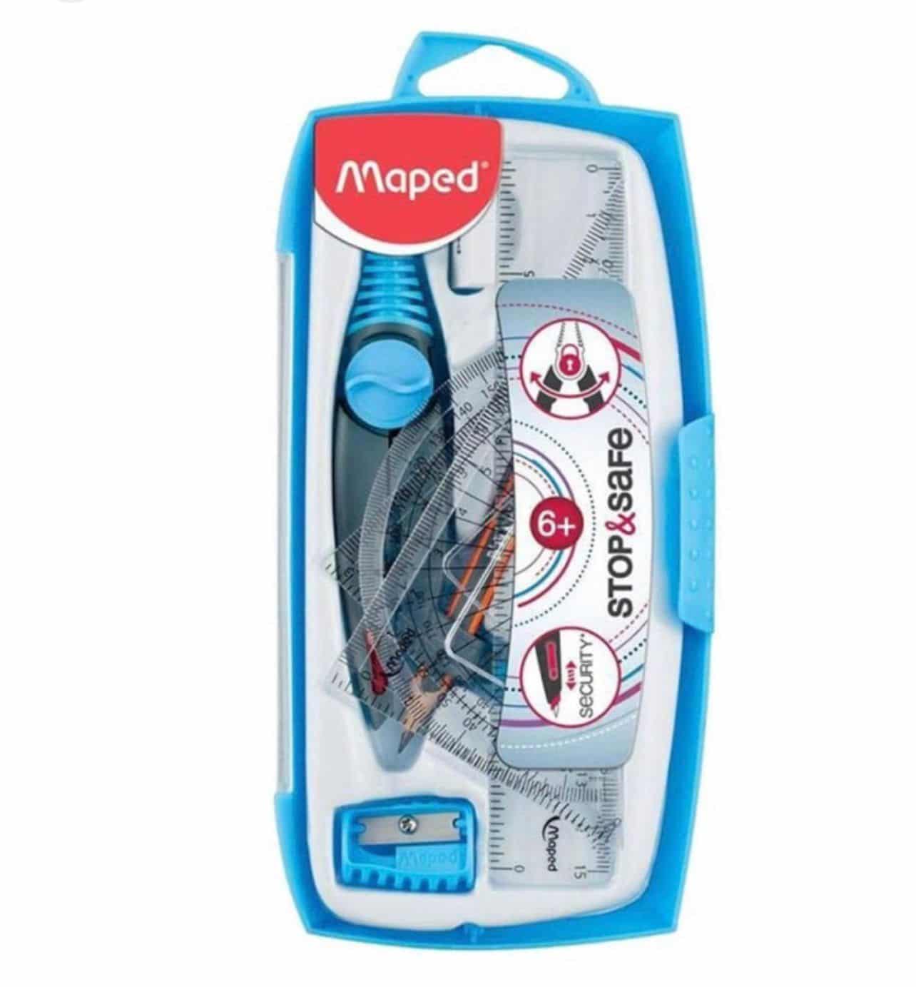 Mini compas de poche rose pastel avec étui transparent. Un petit compas de géométrie scolaire de couleur rose pastel, présenté fermé à l'intérieur d'un mini-étui de protection transparent en plastique rigide. Les composants internes sont visibles : le compas possède une chape et une branche rose, ainsi qu'un petit porte-mine amovible assorti placé entre ses branches.