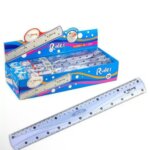 Une boîte de présentation bleue de la marque Yalong contenant un lot de règles scolaires transparentes, disposée sur un fond blanc. Au premier plan, une règle en plastique transparent de 30 centimètres est posée à plat. Cette règle présente des vagues sur ses bords longitudinaux et est graduée en noir sur les deux côtés, avec des repères chiffrés entourés de cercles noirs. Le logo « Yalong » est imprimé à l'extrémité droite de la règle.