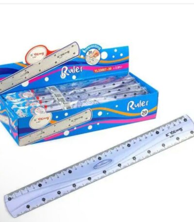 Une boîte de présentation bleue de la marque Yalong contenant un lot de règles scolaires transparentes, disposée sur un fond blanc. Au premier plan, une règle en plastique transparent de 30 centimètres est posée à plat. Cette règle présente des vagues sur ses bords longitudinaux et est graduée en noir sur les deux côtés, avec des repères chiffrés entourés de cercles noirs. Le logo « Yalong » est imprimé à l'extrémité droite de la règle.
