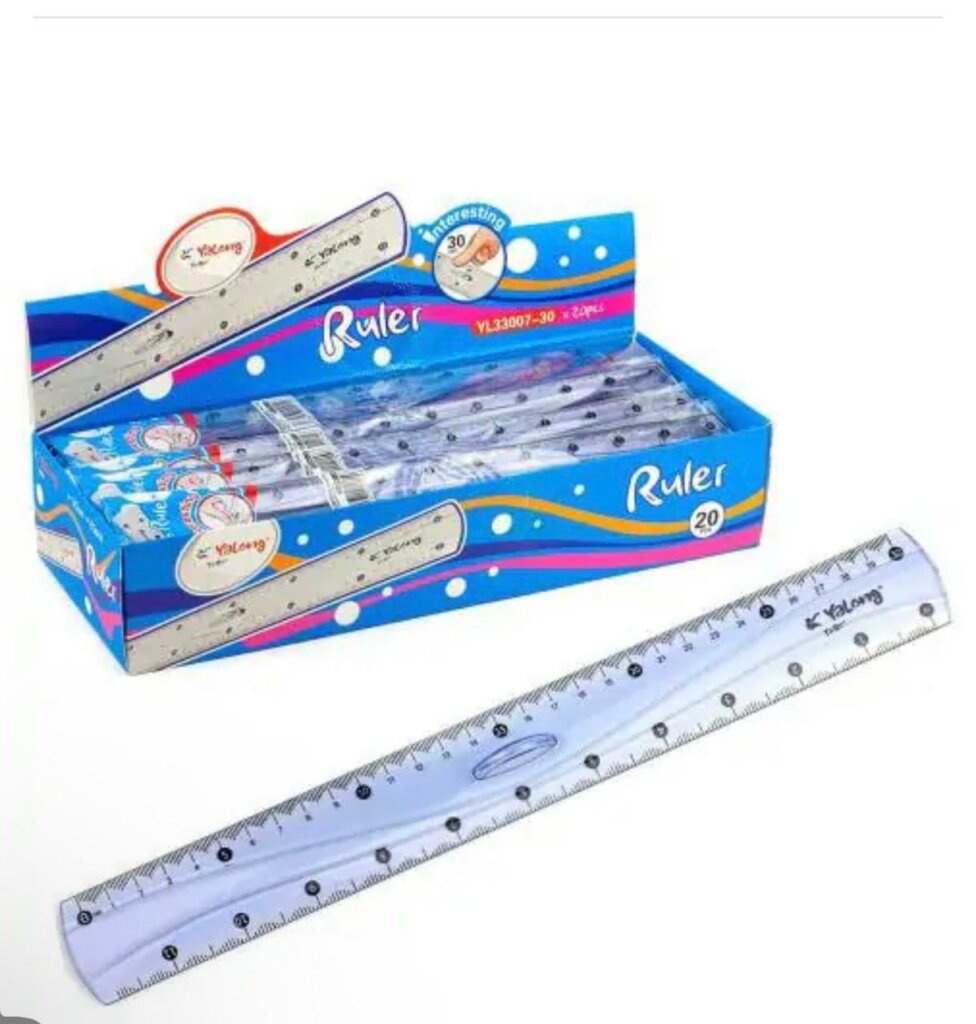 Une boîte de présentation bleue de la marque Yalong contenant un lot de règles scolaires transparentes, disposée sur un fond blanc. Au premier plan, une règle en plastique transparent de 30 centimètres est posée à plat. Cette règle présente des vagues sur ses bords longitudinaux et est graduée en noir sur les deux côtés, avec des repères chiffrés entourés de cercles noirs. Le logo « Yalong » est imprimé à l'extrémité droite de la règle.