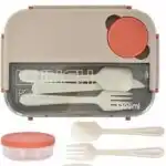 Une lunch box bento rectangulaire grège de 1300 ml, vue de dessus. Le couvercle supérieur intègre un compartiment transparent refermant un ensemble de trois couverts amovibles de couleur crème : une cuillère, une fourchette et un couteau cranté.