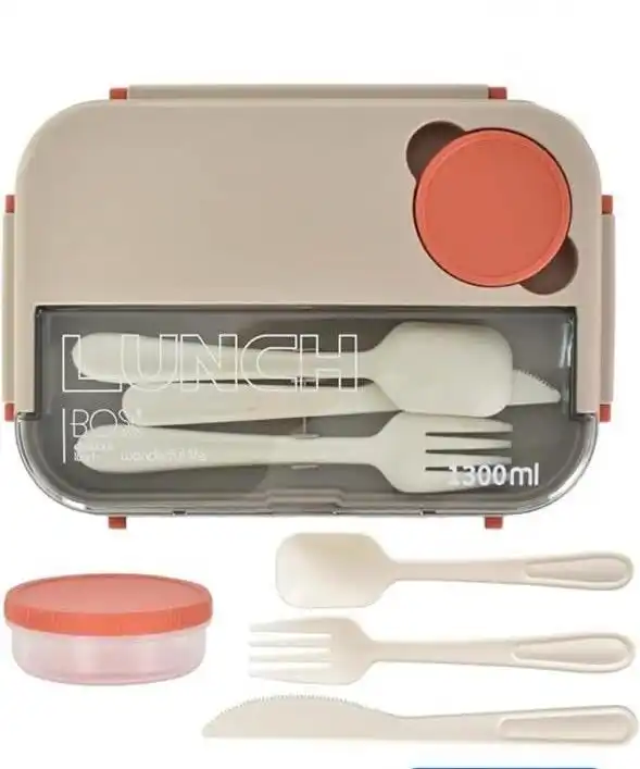Une lunch box bento rectangulaire grège de 1300 ml, vue de dessus. Le couvercle supérieur intègre un compartiment transparent refermant un ensemble de trois couverts amovibles de couleur crème : une cuillère, une fourchette et un couteau cranté.