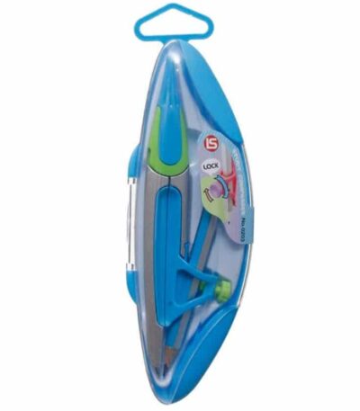 Un compas scolaire de couleur bleu et vert, rangé à l'intérieur d'un étui de protection en plastique bleu en forme de navette ou de feuille. Le couvercle supérieur de l'étui est transparent, laissant apparaître le compas doté de branches en métal gris et en plastique bleu, ainsi qu'un système de blocage avec une molette verte et un petit crayon de bois intégré. Une étiquette à droite indique la marque avec un logo composé des lettres "LS" dans un cercle rouge, accompagnée des mentions "LOCK" et "STUDY COMPASSES No.0203". Le sommet du boîtier est muni d'une boucle d'accroche bleue.