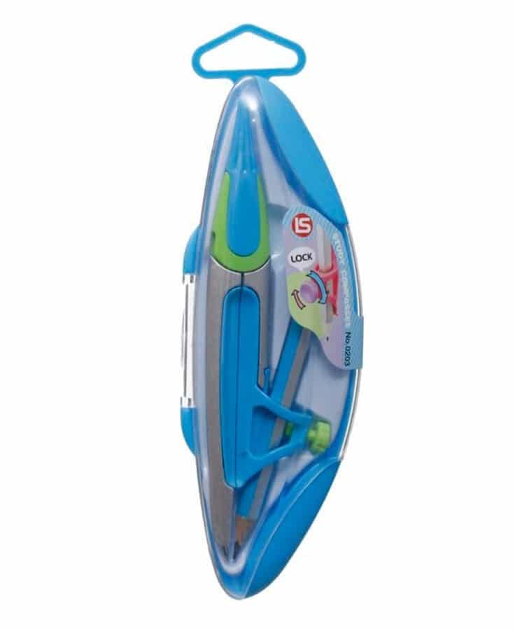 Study Compasses No.0203 Un compas scolaire de couleur bleu et vert, rangé à l'intérieur d'un étui de protection en plastique bleu en forme de navette ou de feuille. Le couvercle supérieur de l'étui est transparent, laissant apparaître le compas doté de branches en métal gris et en plastique bleu, ainsi qu'un système de blocage avec une molette verte et un petit crayon de bois intégré. Une étiquette à droite indique la marque avec un logo composé des lettres "LS" dans un cercle rouge, accompagnée des mentions "LOCK" et "STUDY COMPASSES No.0203". Le sommet du boîtier est muni d'une boucle d'accroche bleue.