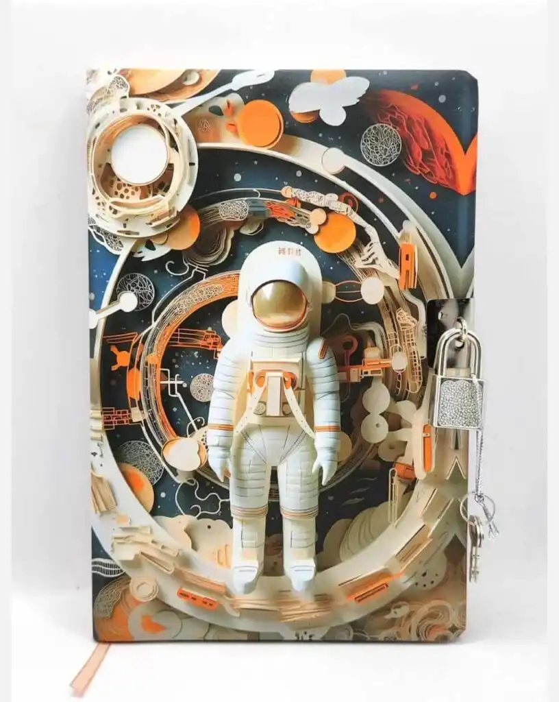 Une figurine ou illustration centrale en relief représentant un astronaute en combinaison spatiale blanche et détails orange, debout sur une structure circulaire.