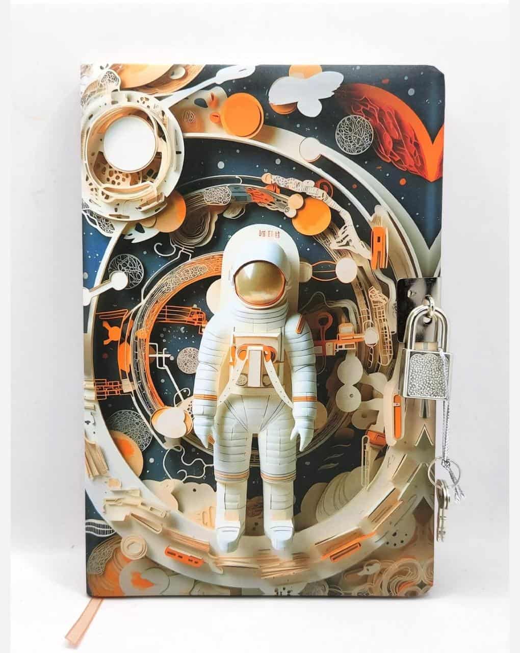 5ournal Intime avec Cadenas et Clés - Thème Espace & Astronaute 3D Une figurine ou illustration centrale en relief représentant un astronaute en combinaison spatiale blanche et détails orange, debout sur une structure circulaire.