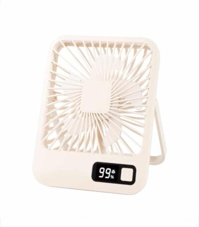 Ventilateur de bureau carré couleur beige crème avec écran LED affichant 99% et béquille arrière.