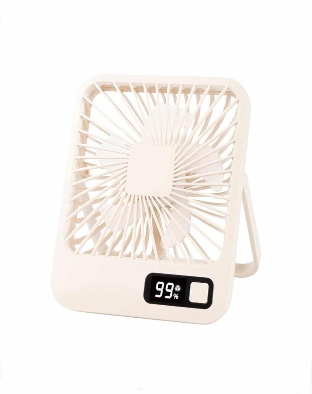Mini Ventilateur de Bureau Carré Beige Crème Rechargeable USB avec Écran LED Ventilateur de bureau carré couleur beige crème avec écran LED affichant 99% et béquille arrière.