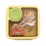 Une boîte à lunch (lunch box) carrée de couleur jaune pâle