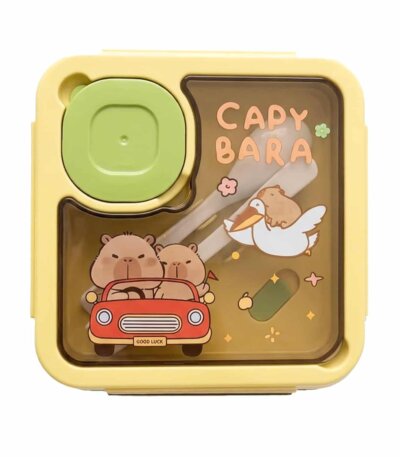 Une boîte à lunch (lunch box) carrée de couleur jaune pâle, ornée d'illustrations de capybaras dans un style de dessin animé mignon.