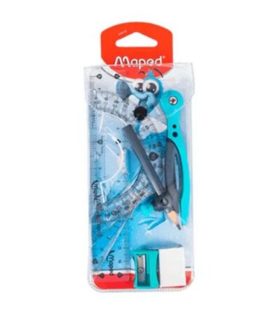 Un emballage de fournitures scolaires de la marque Maped, combinant du carton rouge en haut et un blister en plastique transparent. Le lot comprend plusieurs instruments de géométrie illustrés sur un fond bleu ciel avec la mascotte d'un oiseau bleu souriant. À l'intérieur se trouvent un compas de couleur rose et noir maintenant un crayon de bois noir, un rapporteur et une règle transparente graduée bleue, un taille-crayon bleu et une petite gomme blanche. Le logo Maped est inscrit en blanc sur le bandeau supérieur rouge.