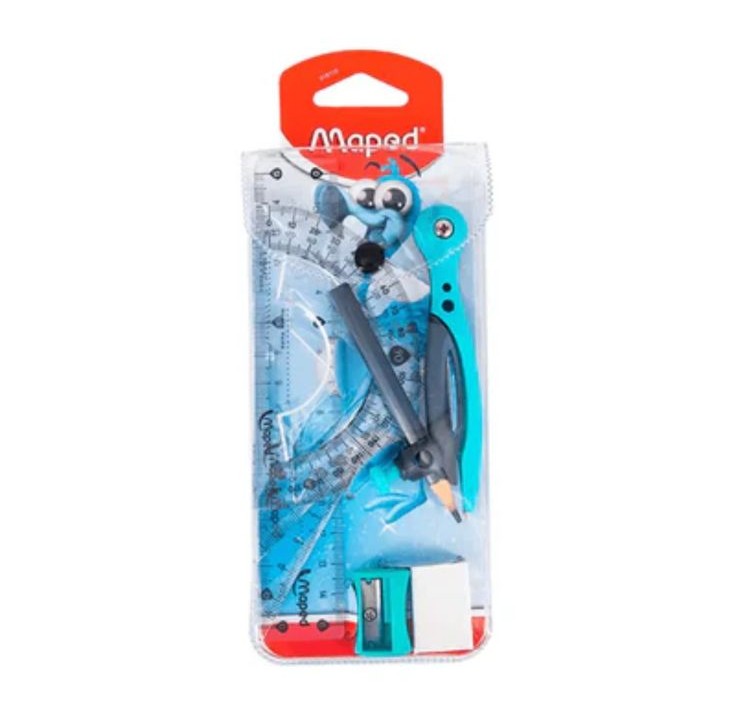 Un emballage de fournitures scolaires de la marque Maped, combinant du carton rouge en haut et un blister en plastique transparent. Le lot comprend plusieurs instruments de géométrie illustrés sur un fond bleu ciel avec la mascotte d'un oiseau bleu souriant. À l'intérieur se trouvent un compas de couleur rose et noir maintenant un crayon de bois noir, un rapporteur et une règle transparente graduée bleue, un taille-crayon bleu et une petite gomme blanche. Le logo Maped est inscrit en blanc sur le bandeau supérieur rouge.
