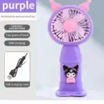 Mini ventilateur de poche violet pour enfant avec oreilles de chat et motif Kuromi sur le manche.