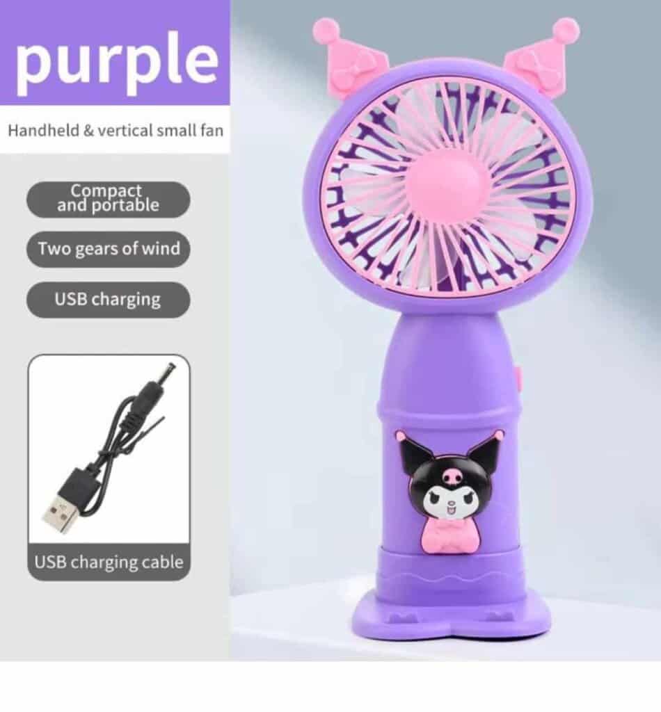 Mini ventilateur de poche violet pour enfant avec oreilles de chat et motif Kuromi sur le manche.