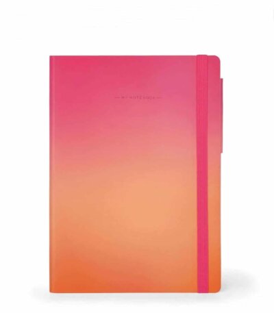 Carnet de notes rigide avec un dégradé de couleurs allant du rose fuchsia sur le dessus à l'orange vif sur le bas. La couverture affiche la mention "MY NOTEBOOK" centrée et dispose d'un élastique de fermeture vertical plat de couleur rose vif sur le côté droit.