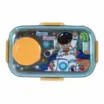 Elle conserve le format rectangulaire avec un plateau intérieur en acier inoxydable 304, reconnu pour sa sécurité alimentaire et sa facilité de nettoyage.CaractéristiquesAccessoire inclus : Un mini-récipient rond jaune à couvercle, logé à l'intérieur, parfait pour une petite portion de sauce ou de fruits secs.Fermeture sécurisée : Système à 4 clips latéraux jaune orangé qui assurent une étanchéité optimale pour éviter les catastrophes dans le sac à dos.Entretien : Le plateau en inox est amovible. Comme pour le modèle précédent, l'inox ne doit pas être utilisé au micro-ondes.Usage : Idéal pour les repas scolaires ou les sorties, offrant une alternative durable aux boîtes tout en plastique.Souhaitez-vous trouver une gourde assortie sur le thème de l'espace pour compléter l'ensemble ?