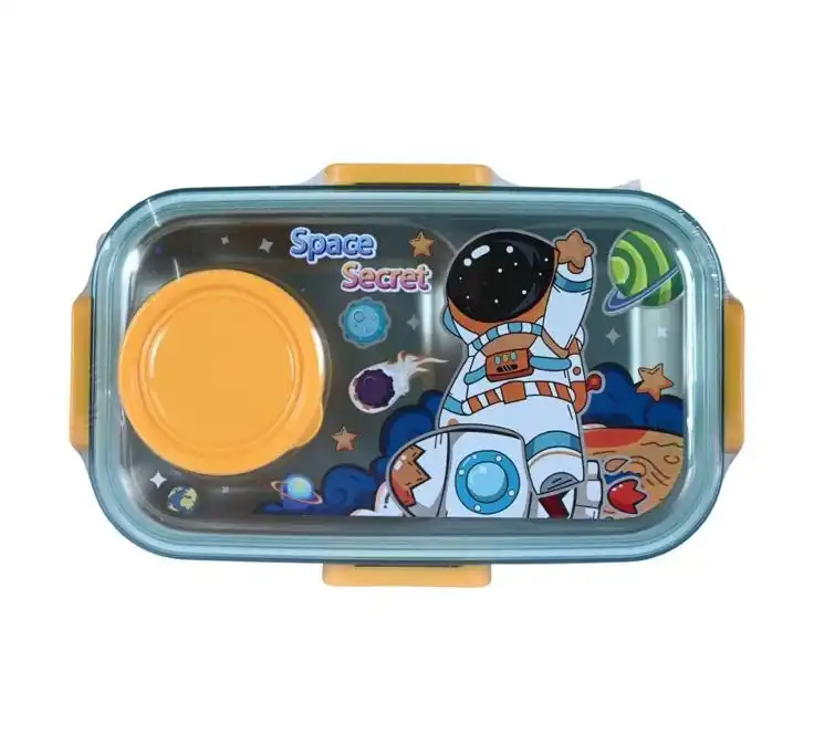 Elle conserve le format rectangulaire avec un plateau intérieur en acier inoxydable 304, reconnu pour sa sécurité alimentaire et sa facilité de nettoyage.CaractéristiquesAccessoire inclus : Un mini-récipient rond jaune à couvercle, logé à l'intérieur, parfait pour une petite portion de sauce ou de fruits secs.Fermeture sécurisée : Système à 4 clips latéraux jaune orangé qui assurent une étanchéité optimale pour éviter les catastrophes dans le sac à dos.Entretien : Le plateau en inox est amovible. Comme pour le modèle précédent, l'inox ne doit pas être utilisé au micro-ondes.Usage : Idéal pour les repas scolaires ou les sorties, offrant une alternative durable aux boîtes tout en plastique.Souhaitez-vous trouver une gourde assortie sur le thème de l'espace pour compléter l'ensemble ?
