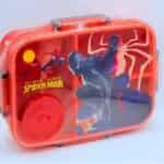 Boîte à repas pour enfant rouge et transparente sur le thème de Spider-Man, avec compartiments internes et clips de fermeture latéraux.