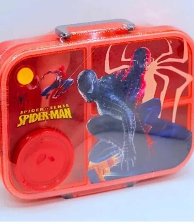 Boîte à repas pour enfant rouge et transparente sur le thème de Spider-Man, avec compartiments internes et clips de fermeture latéraux.