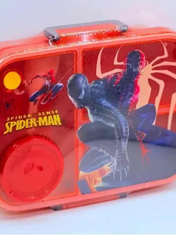 Boîte à repas pour enfant rouge et transparente sur le thème de Spider-Man, avec compartiments internes et clips de fermeture latéraux.