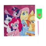 Un kit de broderie diamant carré présenté sur un fond blanc. La toile affiche les six personnages principaux de la franchise My Little Pony (Mon Petit Poney) regroupés ensemble. Au premier plan se trouvent Pinkie Pie, le poney rose fuchsia, et Rainbow Dash, le poney bleu clair à la crinière arc-en-ciel. Derrière elles, on aperçoit Twilight Sparkle (violette), Fluttershy (jaune clair), Applejack (orange avec son chapeau) et Rarity (blanche avec sa crinière violette).