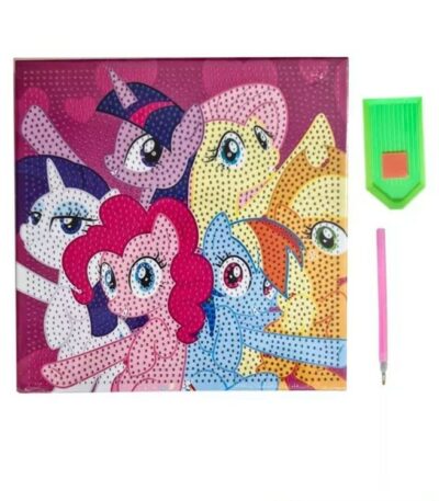 Un kit de broderie diamant carré présenté sur un fond blanc. La toile affiche les six personnages principaux de la franchise My Little Pony (Mon Petit Poney) regroupés ensemble. Au premier plan se trouvent Pinkie Pie, le poney rose fuchsia, et Rainbow Dash, le poney bleu clair à la crinière arc-en-ciel. Derrière elles, on aperçoit Twilight Sparkle (violette), Fluttershy (jaune clair), Applejack (orange avec son chapeau) et Rarity (blanche avec sa crinière violette).