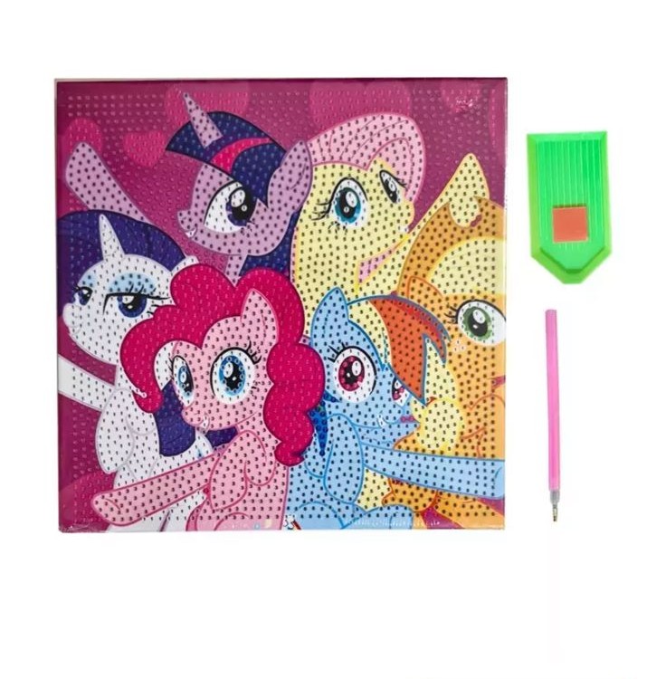 Un kit de broderie diamant carré présenté sur un fond blanc. La toile affiche les six personnages principaux de la franchise My Little Pony (Mon Petit Poney) regroupés ensemble. Au premier plan se trouvent Pinkie Pie, le poney rose fuchsia, et Rainbow Dash, le poney bleu clair à la crinière arc-en-ciel. Derrière elles, on aperçoit Twilight Sparkle (violette), Fluttershy (jaune clair), Applejack (orange avec son chapeau) et Rarity (blanche avec sa crinière violette).