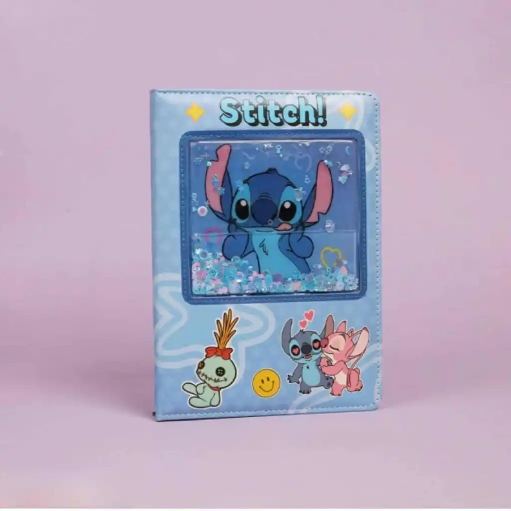 Carnet secret ou journal intime bleu ciel Disney Stitch avec une couverture en simili-cuir. Le centre de la couverture intègre une fenêtre carrée transparente remplie de paillettes et sequins bleus mobiles qui entourent une illustration de Stitch.