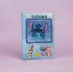Carnet secret ou journal intime bleu ciel Disney Stitch avec une couverture en simili-cuir. Le centre de la couverture intègre une fenêtre carrée transparente remplie de paillettes et sequins bleus mobiles qui entourent une illustration de Stitch.