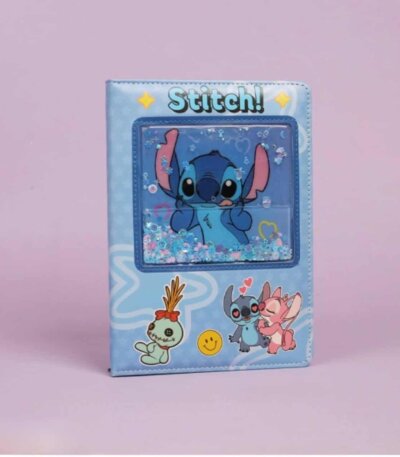 Carnet secret ou journal intime bleu ciel Disney Stitch avec une couverture en simili-cuir. Le centre de la couverture intègre une fenêtre carrée transparente remplie de paillettes et sequins bleus mobiles qui entourent une illustration de Stitch.