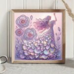 Un tableau carré encadré de bois clair présente une broderie diamant dans les tons violets et lavande. Une femme élégante est représentée de profil, un bras levé, arborant de longs cheveux roses ondulés. Elle porte une robe de bal somptueuse et volumineuse, faite de strass scintillants superposés en forme de pétales ou de plumes aux reflets nacrés. Sur la gauche, de grandes fleurs violettes stylisées et ornées de perles brillantes complètent cette scène féerique.