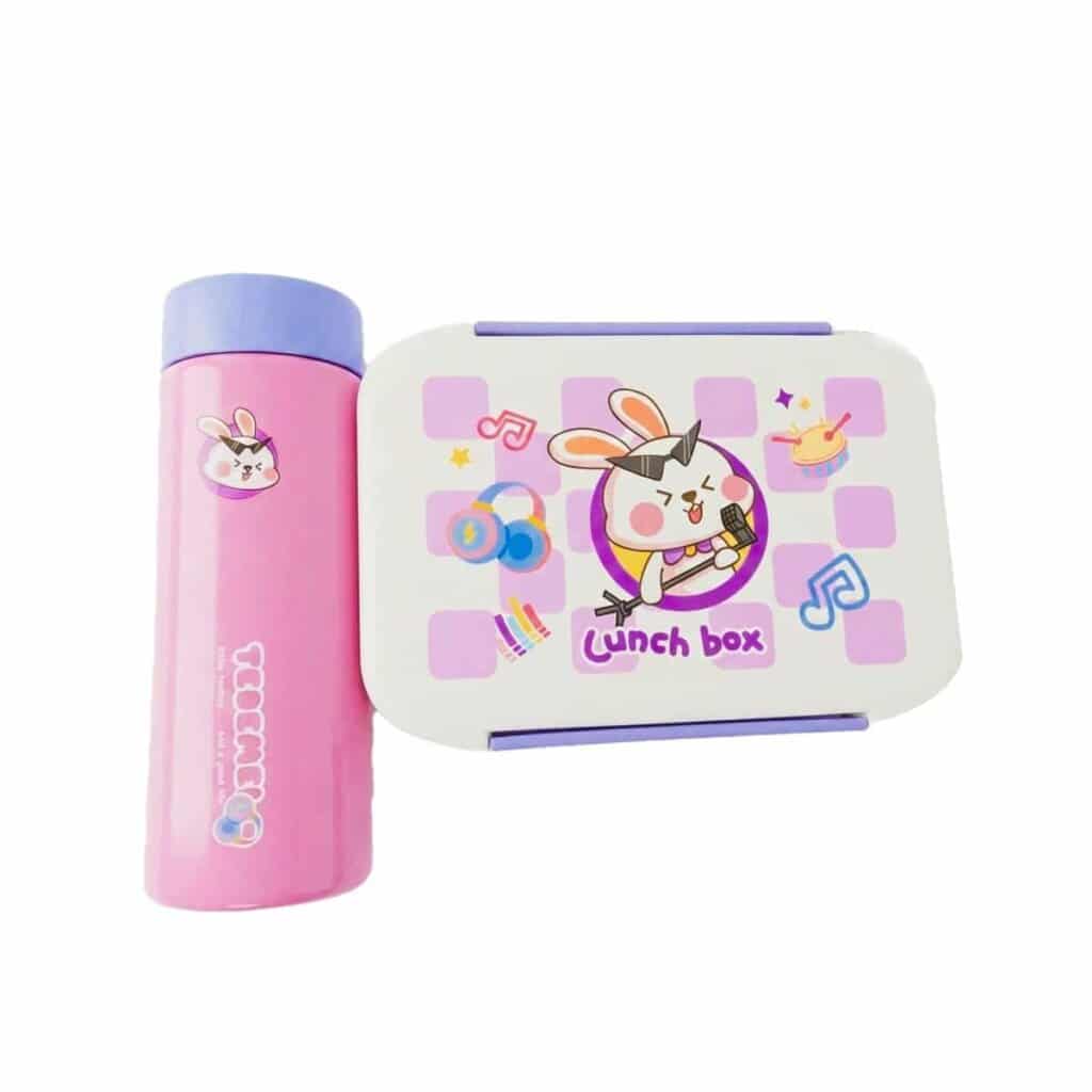 Ensemble repas pour enfant composé d'une gourde rose à bouchon violet et d'une lunch box assortie blanche et violette ornée d'un motif de lapin chanteur.