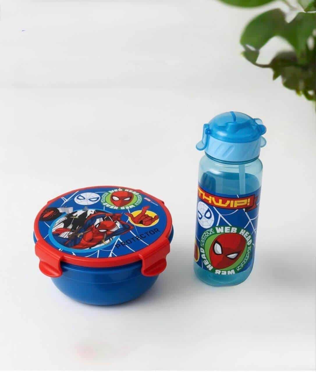 Ensemble de repas Spider-Man - Boîte à déjeuner ronde et Gourde 500ml - Bleu et Rouge « Un ensemble de repas pour enfant sur le thème de Spider-Man, posé sur une surface blanche. Il comprend une boîte à déjeuner ronde de couleur bleue avec un couvercle rouge illustré par Spider-Man et Ghost-Spider, ainsi qu'une gourde bleue transparente assortie ornée du visage de Spider-Man