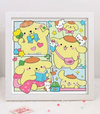 Tableau carré encadré de blanc affichant quatre scènes de style bande dessinée du personnage de Sanrio, Pompompurin. Le personnage, un chien jaune portant son célèbre béret marron, est représenté dans différentes attitudes mignonnes : lisant un livre, tenant un cornet de glace ou saluant joyeusement. L'illustration est entièrement réalisée en broderie diamant, créant une texture scintillante et en relief faite de petits strass colorés.