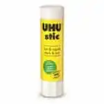 Un bâton de colle de la marque UHU présenté à la verticale sur un fond blanc uni. Le tube est principalement jaune vif, surmonté d'un bouchon à vis blanc et muni d'une molette rotative blanche à sa base. Le nom de la marque "UHU" et l'inscription "stic" sont imprimés en grandes lettres noires en haut du tube.
